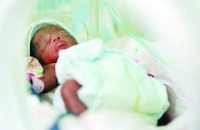 产妇6分钟内剖宫产下2男2女四胞胎(组图)