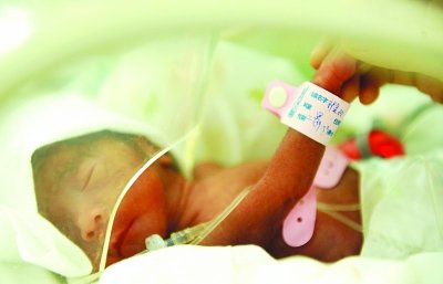 产妇6分钟内剖宫产下2男2女四胞胎(组图)