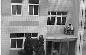 吉林大学“自习哥”二楼缓台复习引网友膜拜