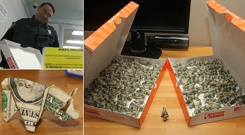 美国男子将罚款叠成猪状，让警察都笑了